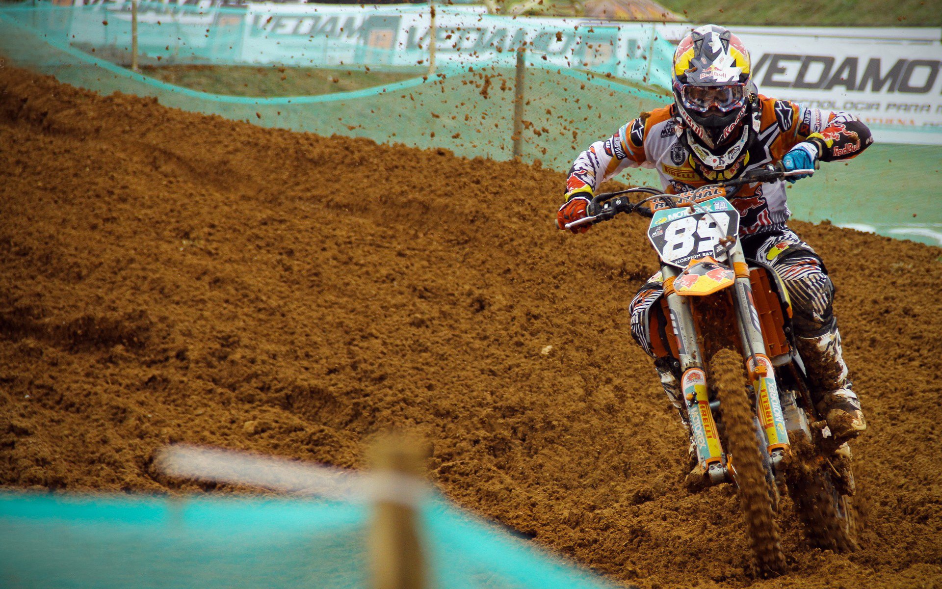 战术调整引发热议!,C罗在公牛比赛中领先优势明显赛场气氛高涨